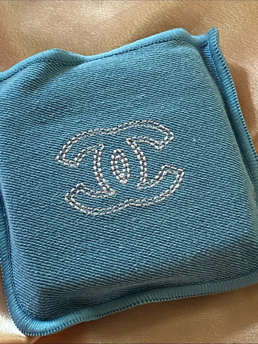 CHANEL Illuminating Powder in Light Blue Shimmer with Blue Pouch coco denim